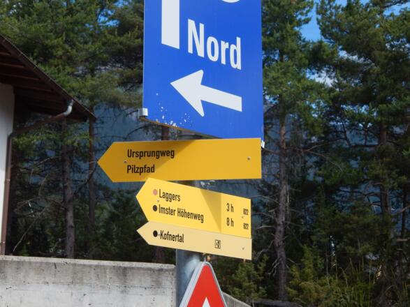 Wegweiser Ursprungweg und Pilzpfad beim Parkplatz Nord