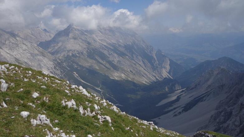 Blick hinunter auf den Abstieg ins Halltal, in den Wolken der Große Bettelwurf