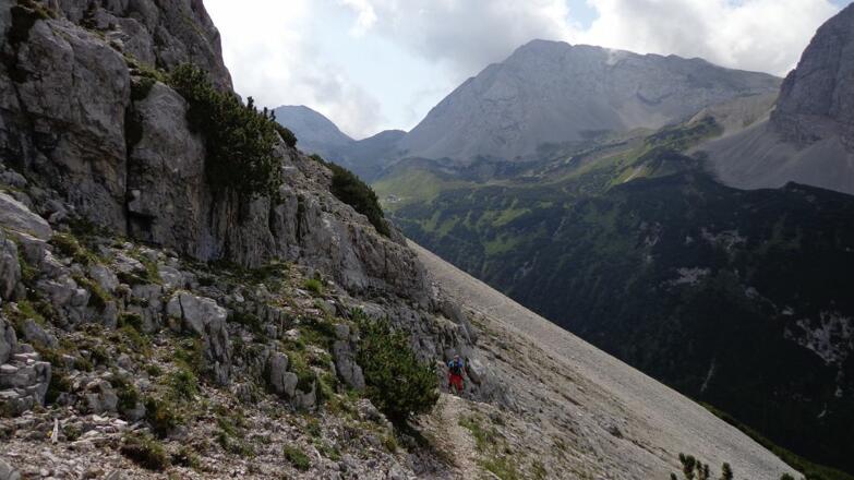 Auf dem Steig der zur Praxmarkarspitze führt, im Hintergrund die Rumerspitze