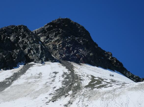 Das Glocknerleitl mit dem Einstieg in die Felsen. Hier staut es sich oft durch die vielen Begehungen. Aufstieg rechts der Rinne in den Felsen (zahlreiche Bohrhacken.