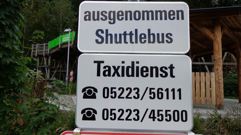 Hier zwei wichtige Telefonnummern, wenn sich jemand den Rückweg sparen möchte.