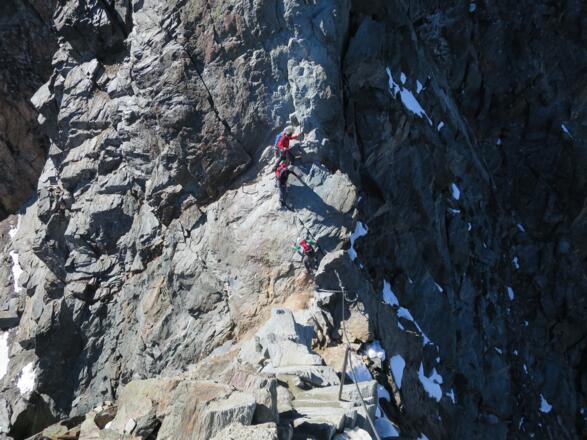 Blick hinunter in die Scharte zwischen Klein- und Großglockner. (Mit Stahlseil gesichert)