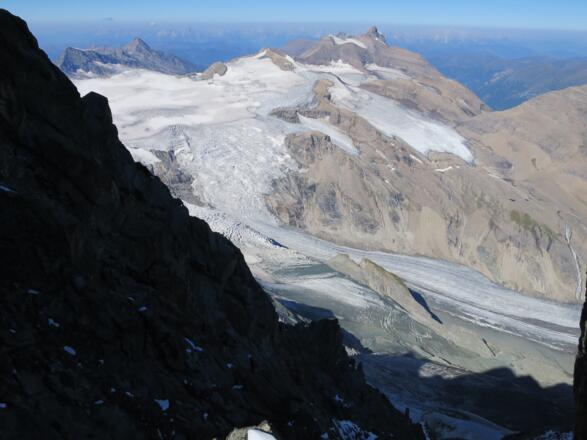 Tiefblick zur Pasterze, längster Gletscher Österreichs.