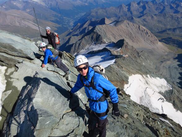 Abstieg kurz nach dem Kleinglockner, unten am Grat die Erzherzog Johann Hütte.