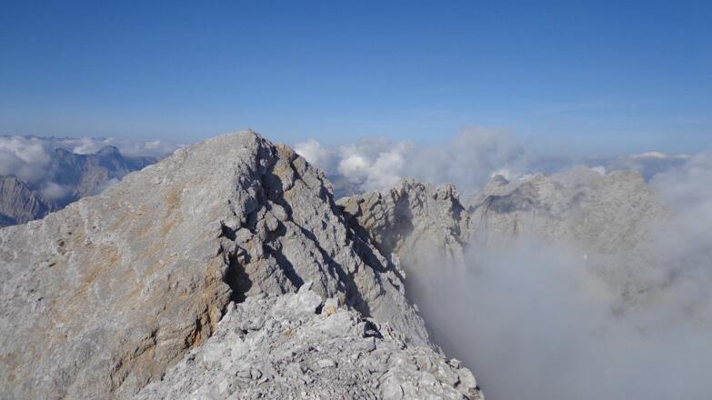 Die westliche Praxmarkarspitze ist anspruchsvoller. Über  schottrigen Steigspuren zu erreichen