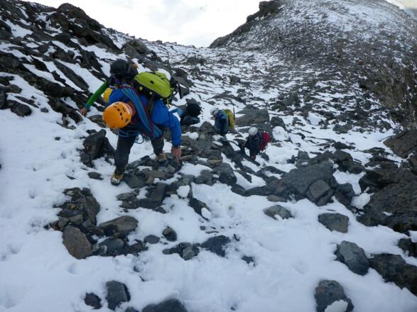 Je nach Eigenkönnen kann die sich zum Gipfel hin aufsteilende Flanke seilfrei oder ...