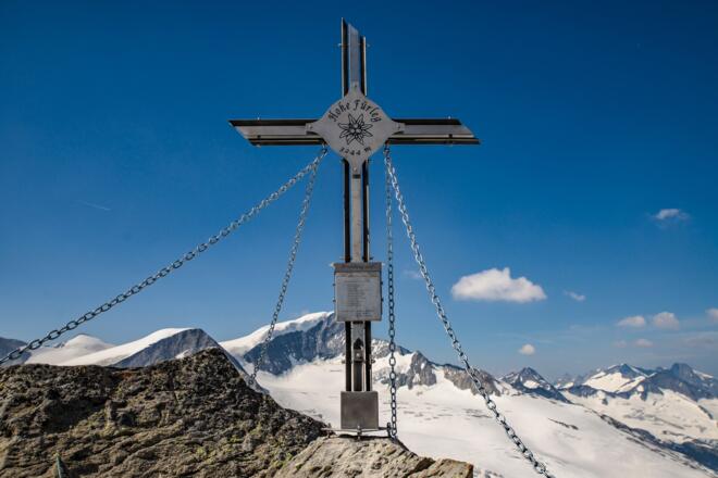 Gipfelkreuz mit Großvenediger im Hintergrund