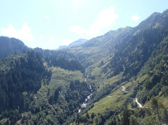 Die Eder-Grundalm am Beginn der Auffahrt zur Häuslalm.