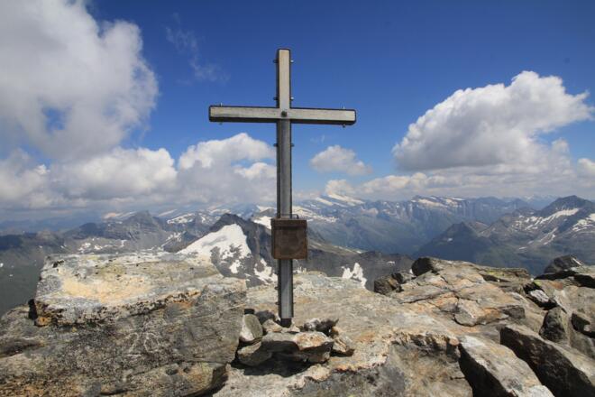 Gipfel mit neuem Gipfelkreuz