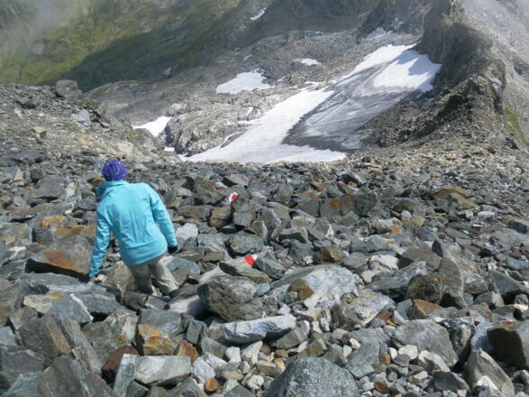 Abstieg in die Scharte und zum Firnfeld