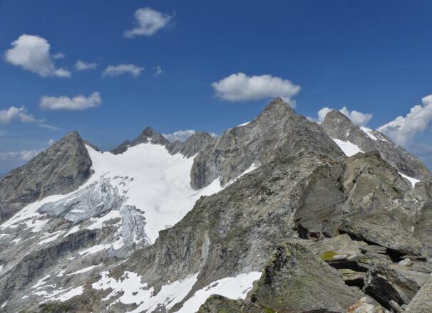 Eine Welt aus Fels, Schnee und Eis: Kuchelmooskopf, Wildgerlos Spitze, Reichenspitze und Gabler (von links)