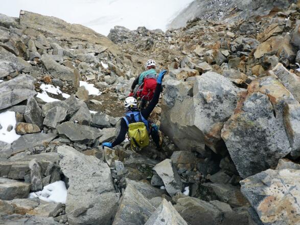 ... links hinab in die Ostflanke (anfangs brüchig, dann besser).