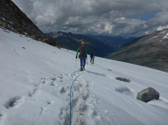 ... über den Gletscher zum parallel verlaufenden Grat, der zum Obersulzbachtörl führt.