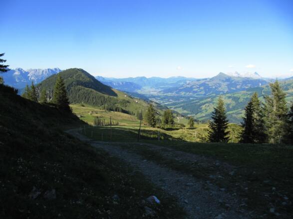 Jetzt gehts nur noch bergab! Rechts das Kitzbüheler Horn