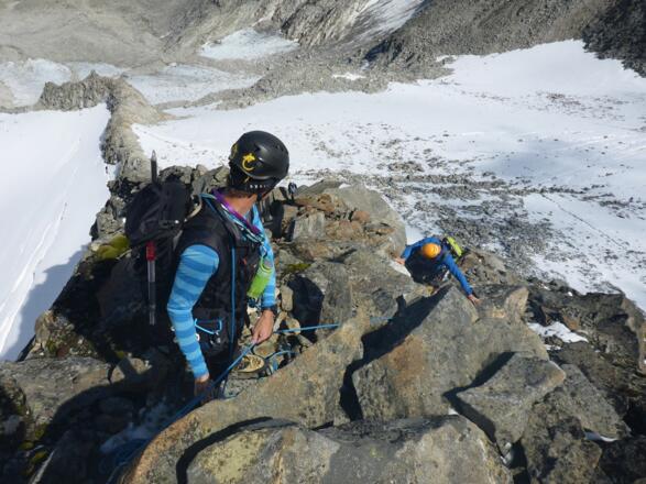 ... Fixpunkte und Standplätze herzustellen. Band- oder Dyneemaschlingen bleiben dennoch die am häufigsten verwendeten mobilen Sicherungsmittel.