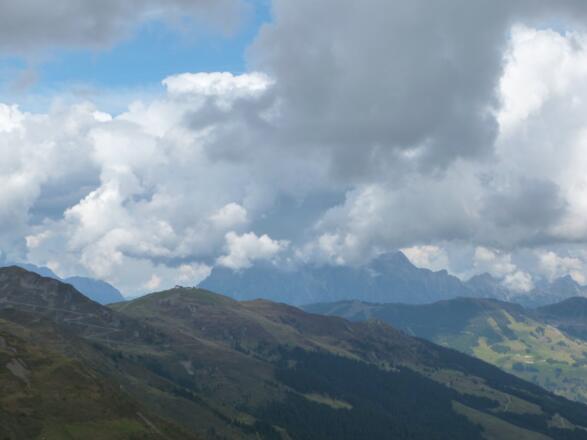 Blick zurück zum Schattberg. Im Hintergrund die Leoganger Steinberge. 