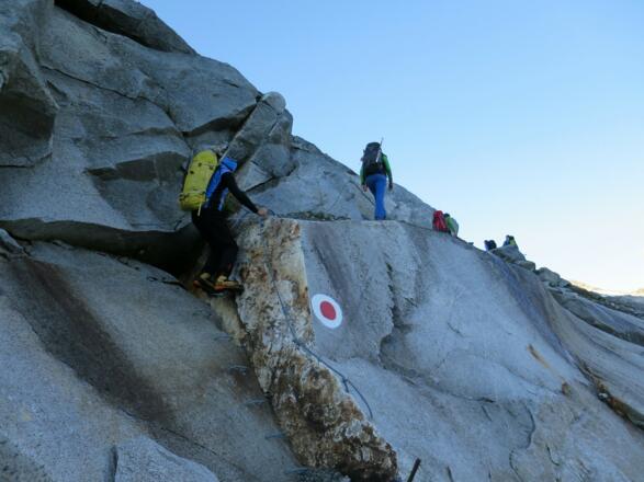 ... an einer Stelle mit Eisenklammern und Drahtseil ausgestattet.