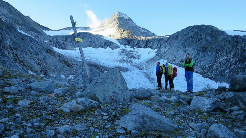 Auf ca. 2500 m wird der Weg zum Obersulzbachtörl nach rechts verlassen. Im weglosen Gelände trifft man noch auf alte Markierungen. Der Felsriegel zwischen den kleinen Gletschern wird links durchstiegen.