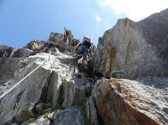 Um zur Gamsscharte zu gelangen, muss im unteren Abschnitt der luftige Klettersteig überwunden werden