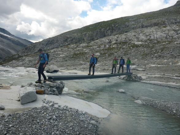 Im Talboden des Obersulzbachkees sind gleich mehrere Gletscherbäche zu queren. Die Brücken werden durch Unwetter und Schneelast ...