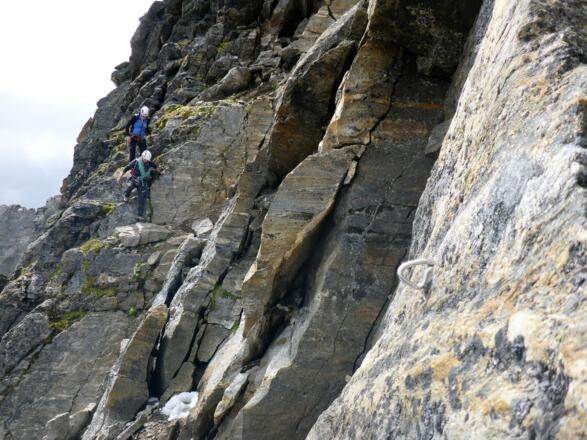 Aus der Ostflanke strebt man im mittleren Teil wieder Richtung Gratschneide. 