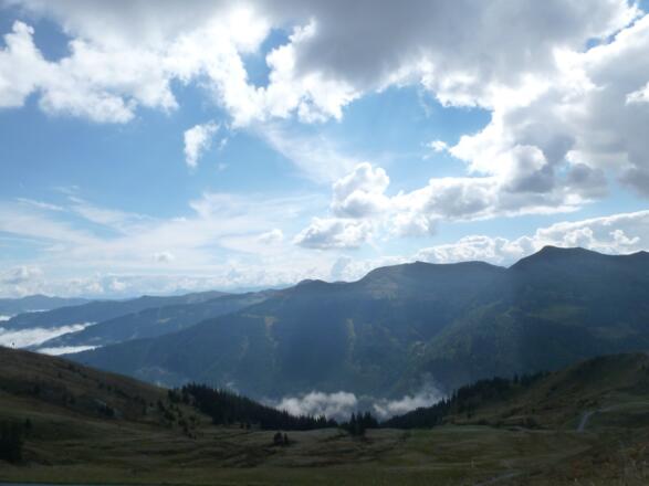 Zu Beginn hat man bereits einen schönen Überblick über den Tourverlauf. Der Pinzgauer Spaziergang verläuft meist unterhalb des Kammes. 