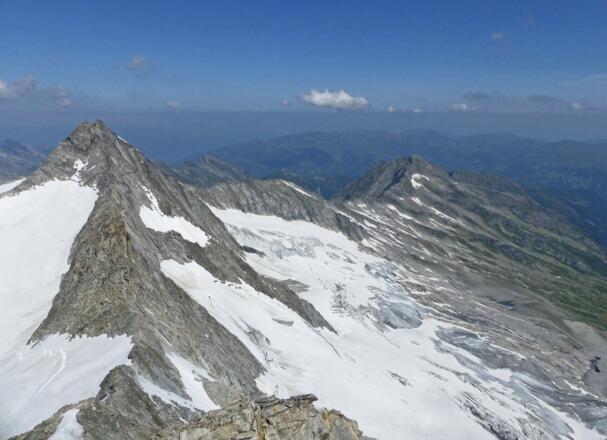 Im Gratverlauf der Wildgerlosspitze befindet sich in der tiefsten Einschartung die Keeskarscharte