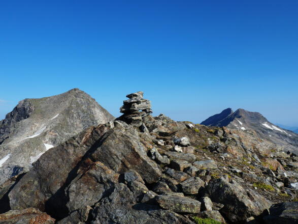 Gipfelmanndl - Seekopf 2923m mit Kratzenberg links / Larmkogel rechts