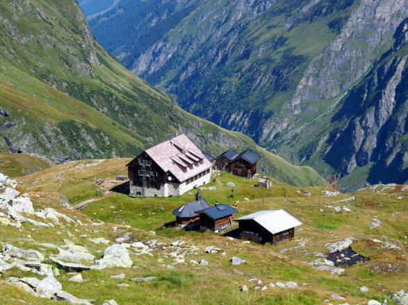 Neue Fürther Hütte 2201m mit Kapelle