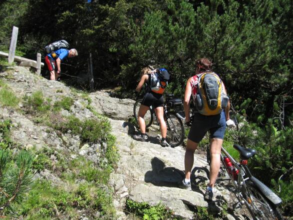 Rad schieben und tragen läßt sich an der Filzenscharte nicht immer vermeiden