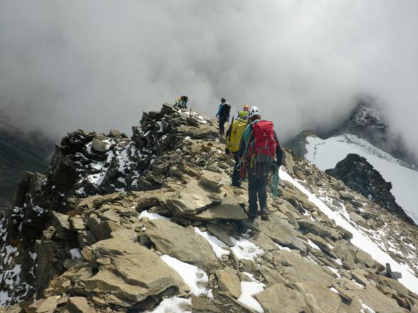 Abstieg: Vom Gipfel in südlicher Richtung bis zu einem Steinmann, dann