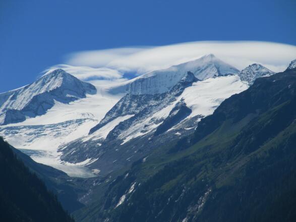Teleaufnahme vom Großvenediger, im Original sind die Bergsteiger zu erkennen!