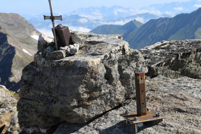 Kratzenberg Gipfel mit altem Kreuz