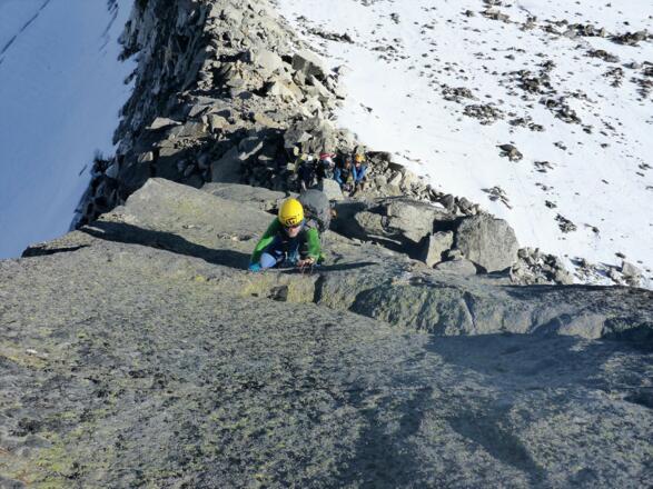 In der ersten Seillänge, plattiger, fester, von Rissen durchzogener Fels.