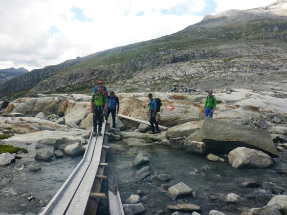 ... regelmäßig beschädigt. Die Querung kann dann etwas &quot;sportlicher&quot; werden. Links hinten die Kürsingerhütte.