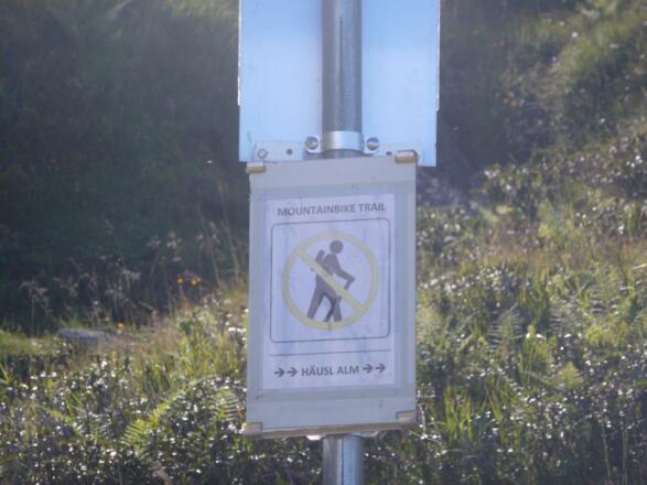 Von solchen Hinweistafeln können Biker andernorts nur Träumen....