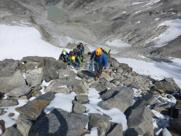 Auf ca. 3200 m wird der Grat flacher und erfordert keine Sicherung mehr.