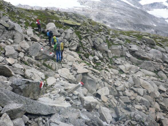 Achtung: Hier zweigt rechts der alte Weg ab - links bleiben! Ein Überangebot an Markierungen soll falsches Abbiegen verhindern.