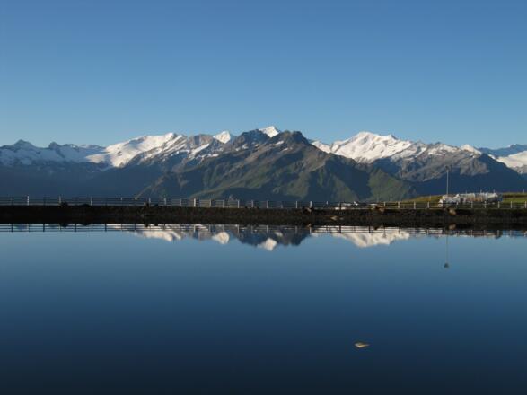Am Speichersee, in der rechten Bildhälfte ganz markant die Schlieferspitze