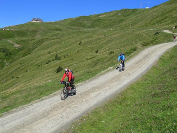 Schnelle bequeme Abfahrt auf der Forststraße, oben links das Wildkogelhaus