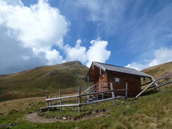 Die Schutzhütte unterhalb des Klinglertörls. Im Hintergrund der Hochkogel.