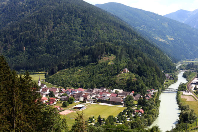 Sachsenburg , östlicher Talort der Kreuzeckgruppe 