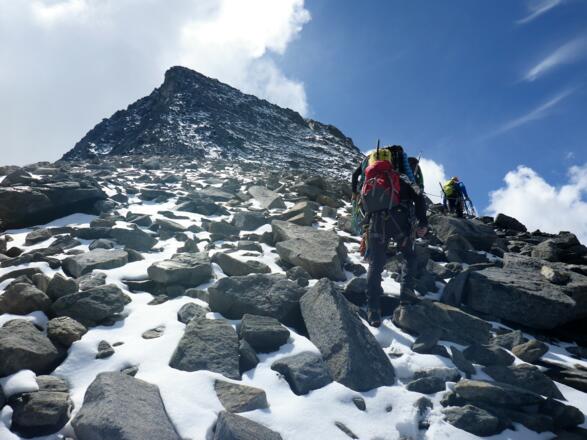 Die letzten 160 Hm zm Gipfel. Der Grat steilt sich zuletzt noch einmal auf, man hält sich knapp rechts der Gratschneide.