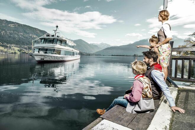 Familie am Anlegeplatz der MS Schmittenhöhe