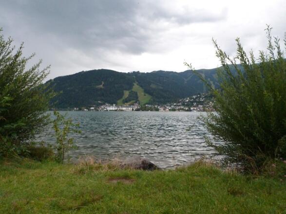 Von Meter zu Meter ändern sich der Blick über den See. Hier bei der Badestelle in Thumersbach. 