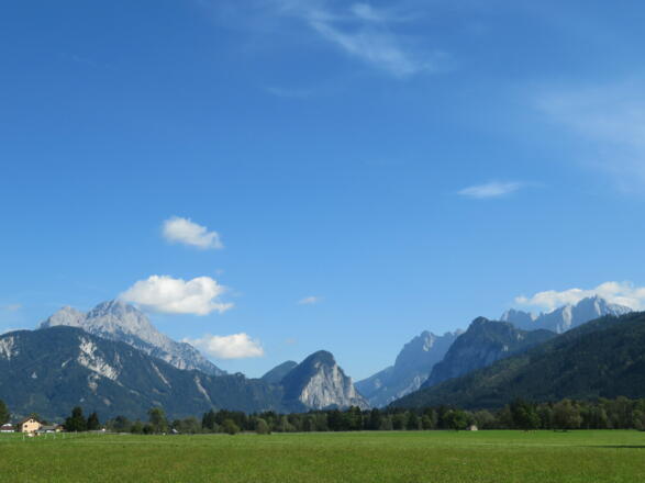 Blick von Oberhall ins Gesäuse, links die Buchsteingruppe, rechts die Hochtorgruppe (23.09.2016)