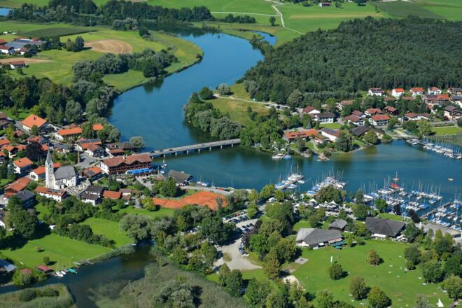 Luftbild mit Blick auf die Alz und Seebruck