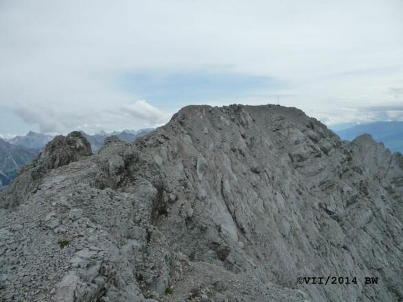 Zuletzt geht es am Gipfelgrat hinüber zum Kleinen Solstein
