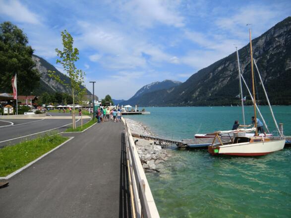 Die Uferpromenade in Pertisau am Achensee