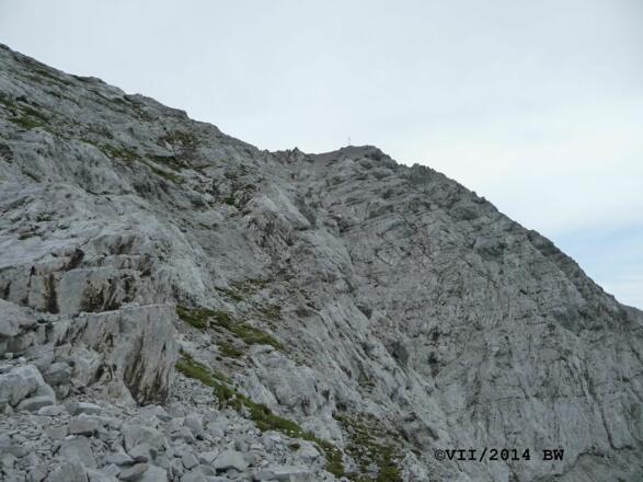 der Weg zum kleinen Solstein leitet durch Schrofengelände mit Einzelstellen I